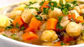 Gesunde und spritzige Zitronen-Kichererbsensuppe, eine geschmackvolle Mischung aus Kichererbsen, Zitrone und aromatischen Gewürzen.